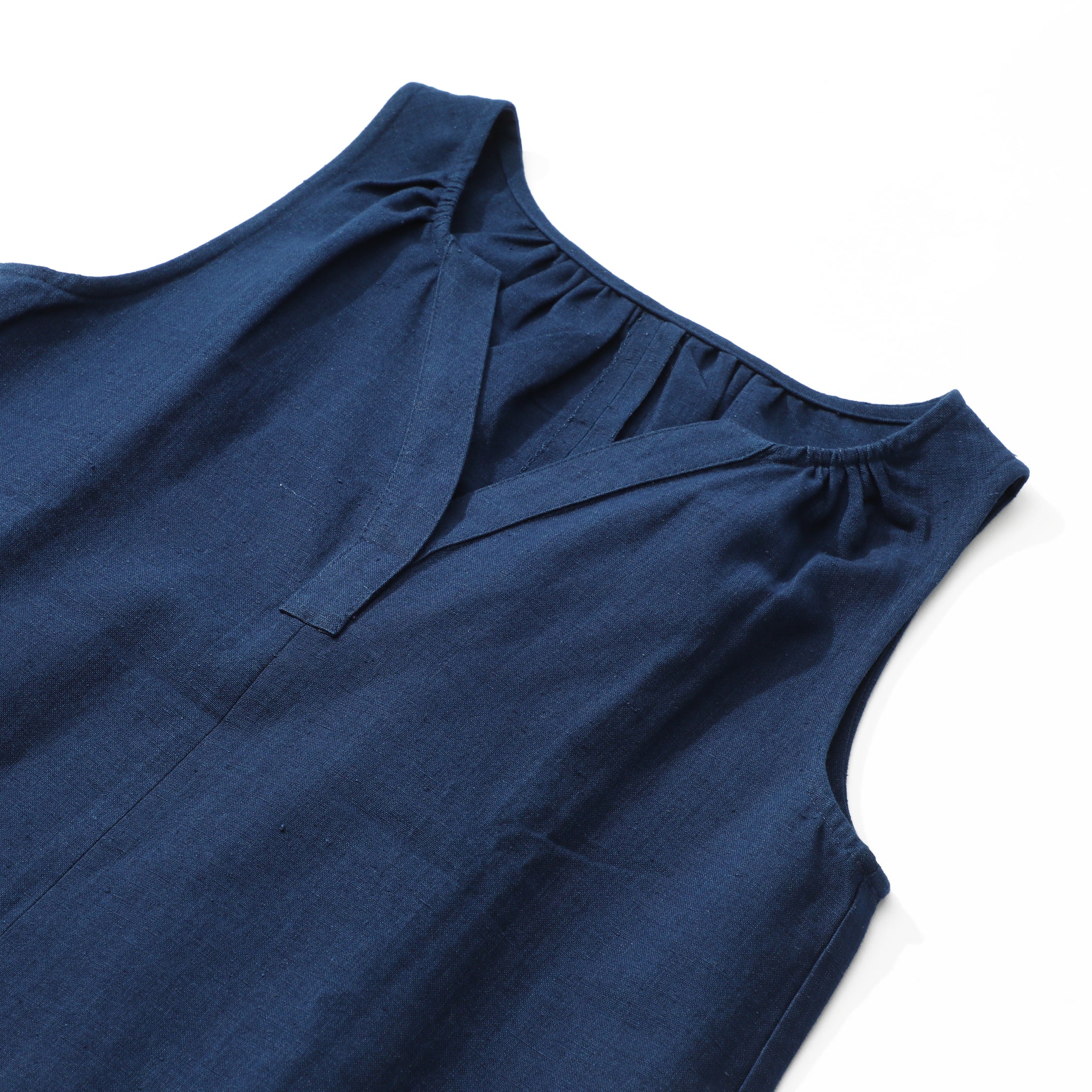 深まる藍色・旅するワンピース・天然藍染め 久留米絣 無地・Vネック