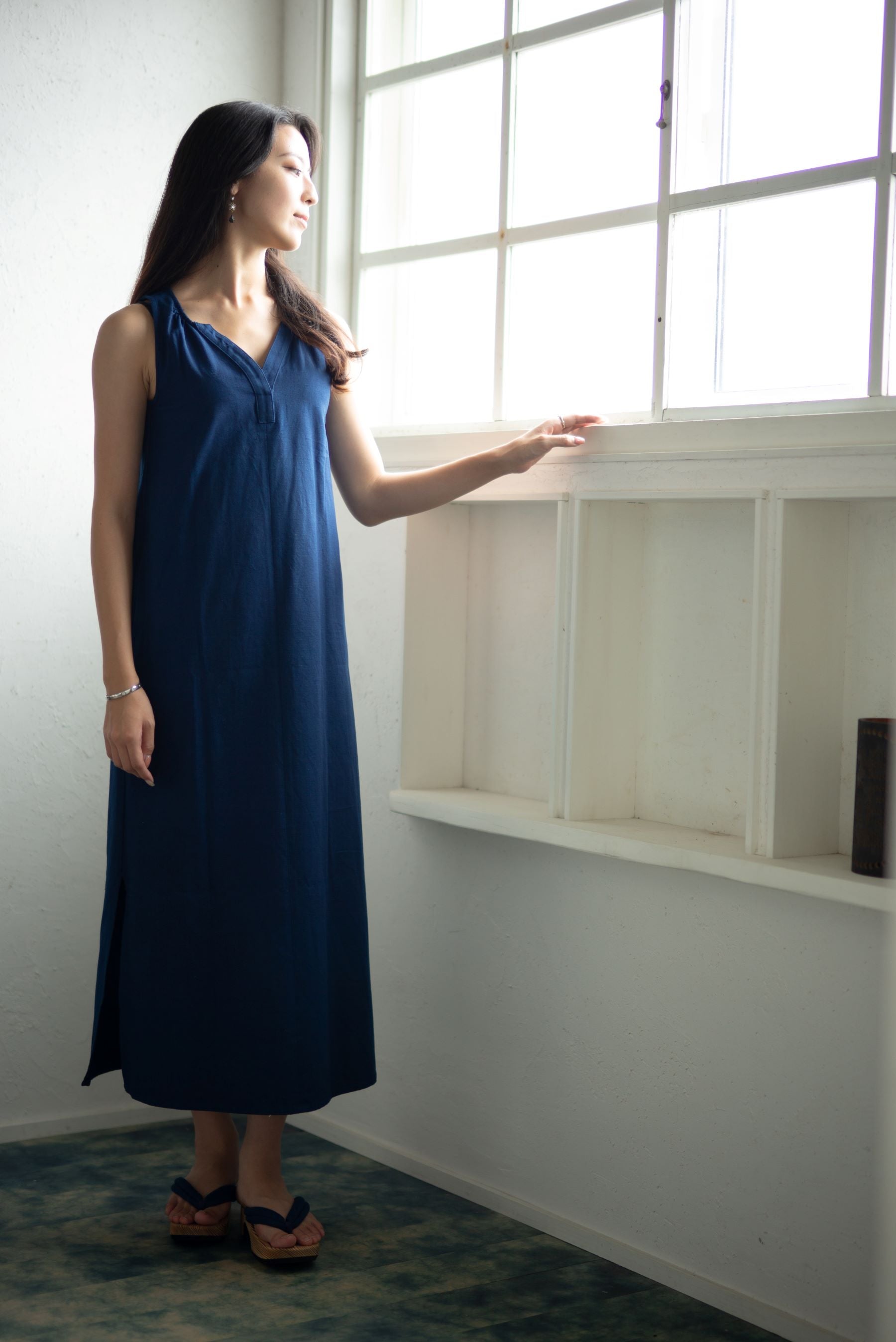 深まる藍色・旅するワンピース・天然藍染め 久留米絣 無地・V