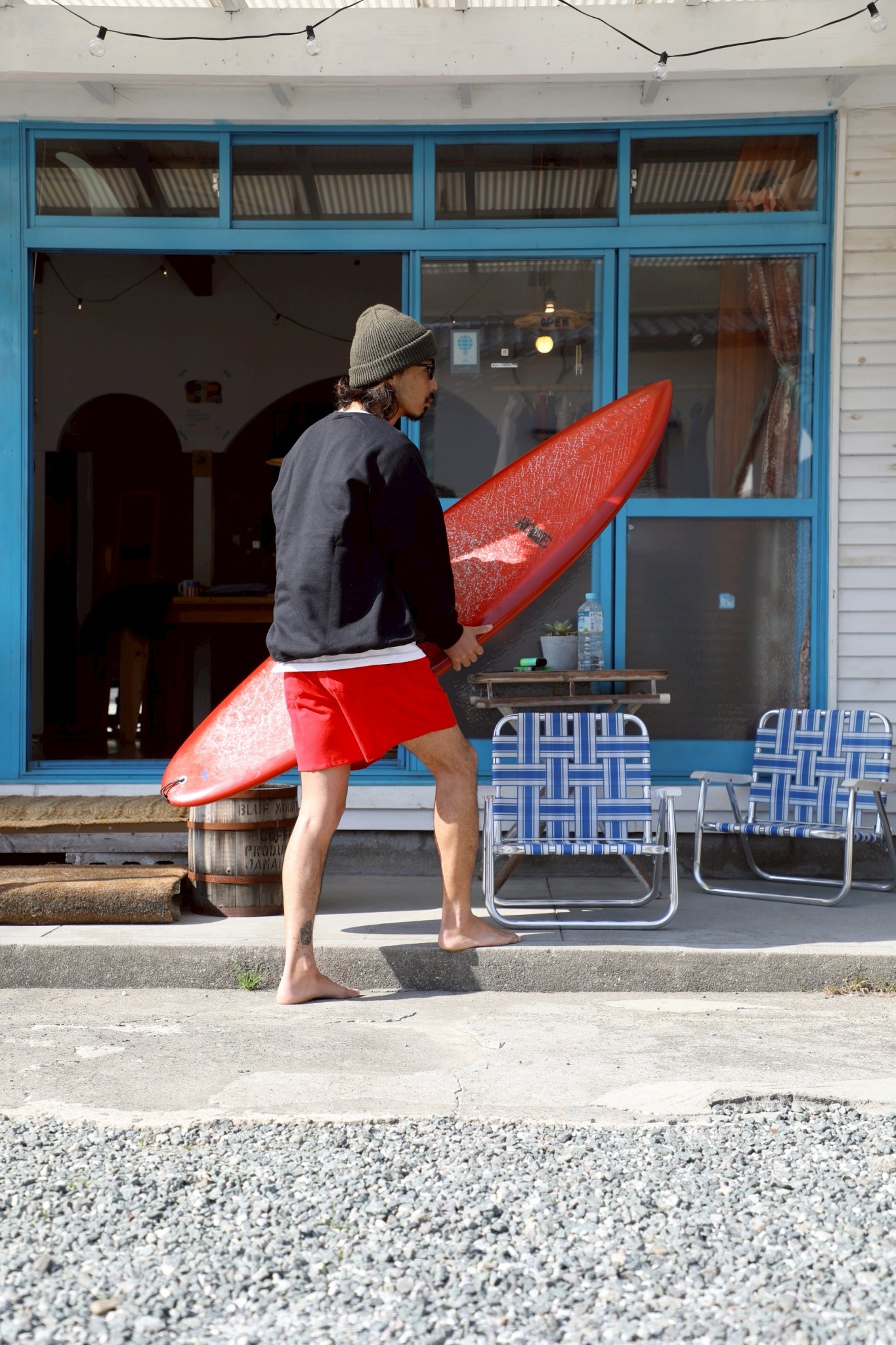 旅する赤いショートパンツ | 伝統の技が織りなす夏を軽やかに冒険する